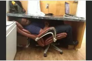 11 Potret kocak orang ngantuk tapi tetap harus bekerja ini bikin bos ngelus dada