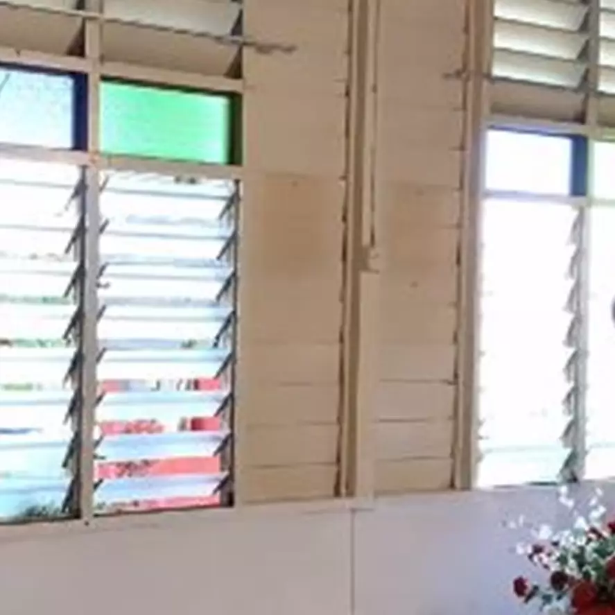 Makeover ruang tamu rumah kayu jadi estetik dan modern, 9 potretnya bikin melongo