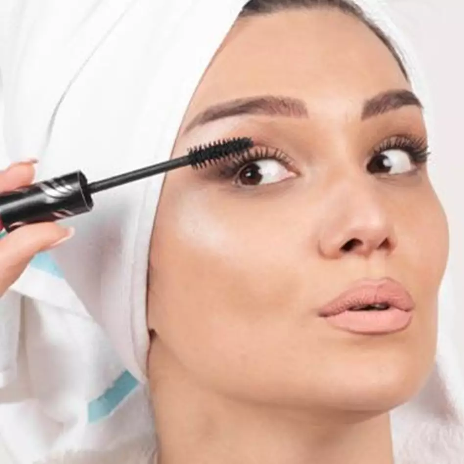 Trik atasi maskara yang menggumpal hanya pakai 1 alat sederhana