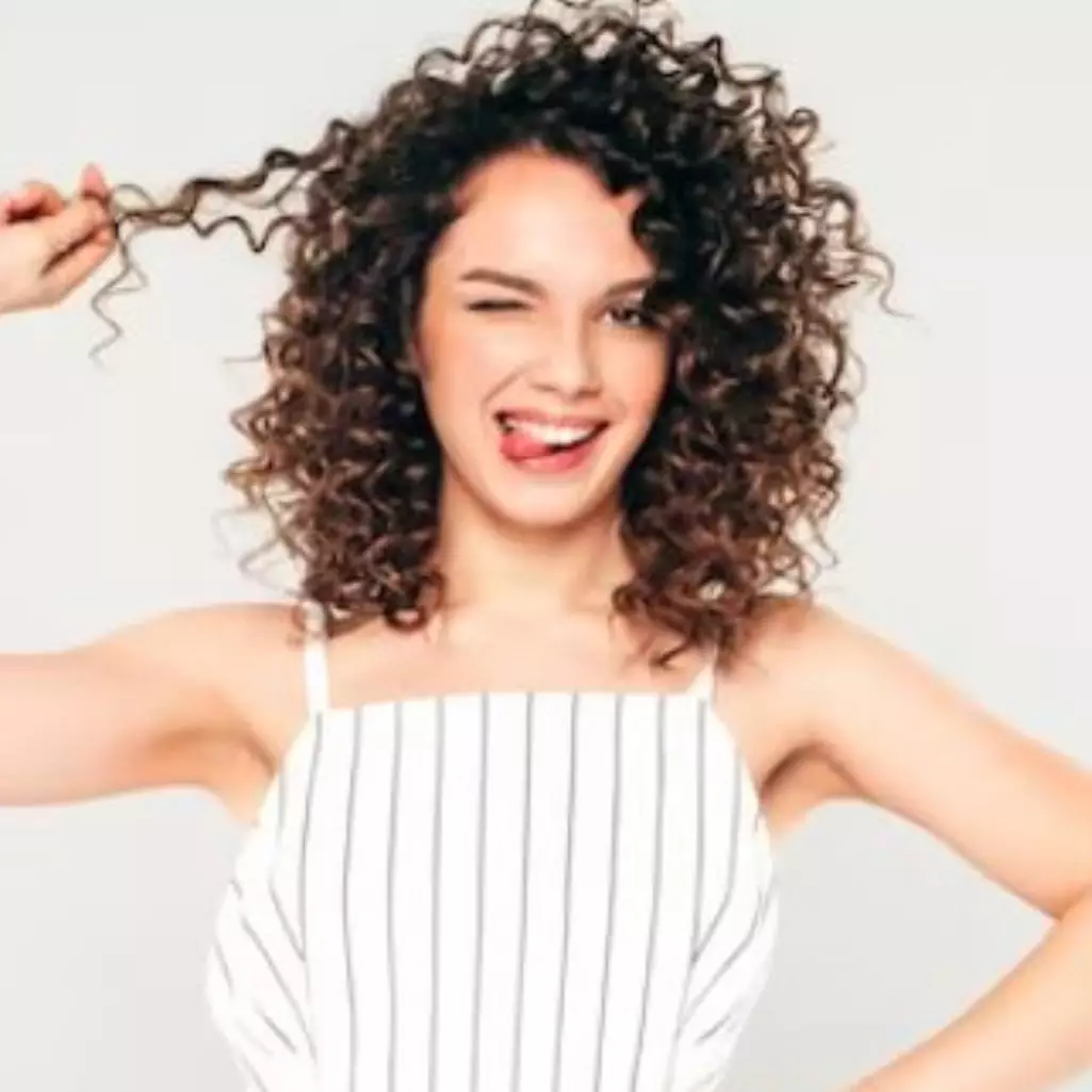 Trik atasi kusut dan mengembang pada rambut keriting ini cuma pakai 3 bahan alami, auto mudah diatur