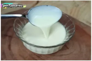 Cuma pakai 1 bahan dapur, ini cara mudah bikin susu evaporasi homemade untuk campuran es