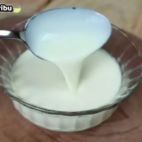 Cuma pakai 1 bahan dapur, ini cara mudah bikin susu evaporasi homemade untuk campuran es