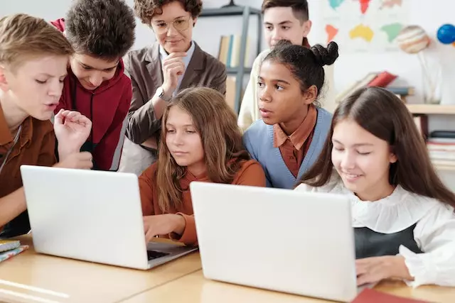 Contoh hak di sekolah yang perlu siswa ketahui © 2023 brilio.net Contoh hak di sekolah yang perlu siswa ketahui © 2023 brilio.net