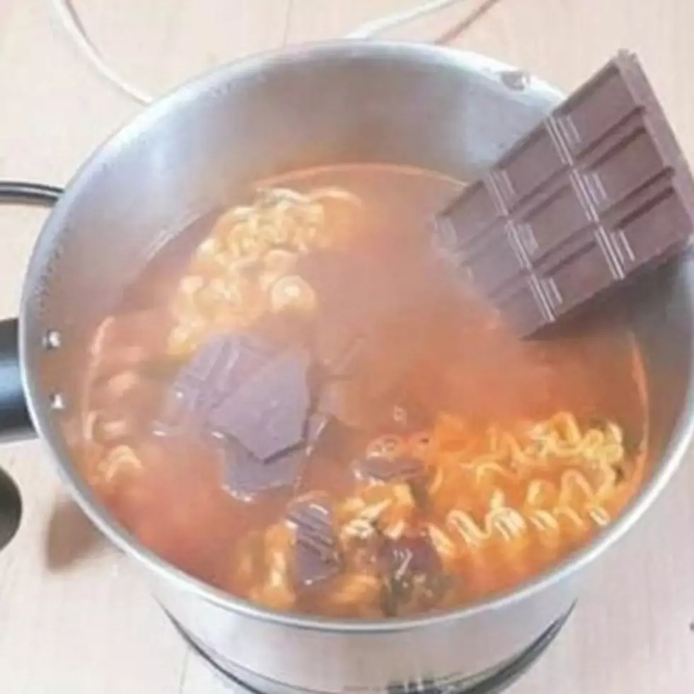 11 Potret kocak makan cokelat ini bukannya happy malah bikin senyum kecut