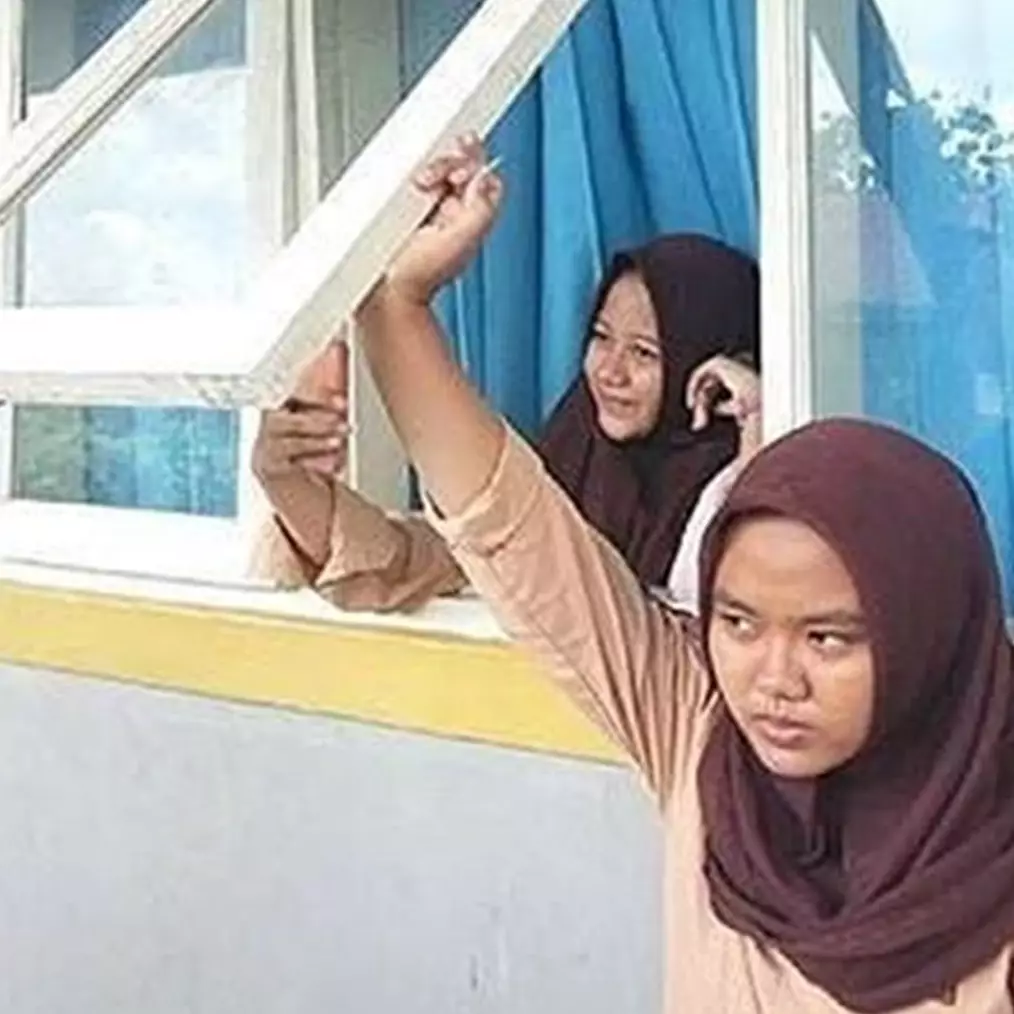 11 Momen kocak fotoin teman ini bikin malas minta tolong lagi