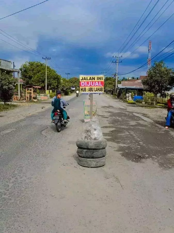 tulisan lucu di tengah jalan © berbagai sumber