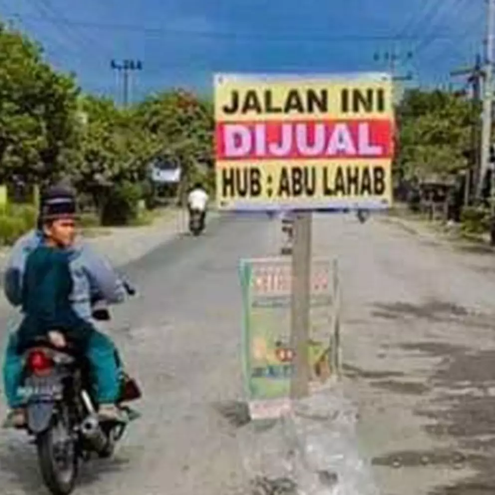 11 Tulisan lucu di tengah jalan ini bikin orang yang lewat garuk kepala, kenapa ya?