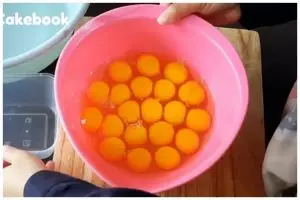 Cara simpan kuning dan putih telur buat baking, awet 3 hari dan tetap ampuh bikin kue mengembang