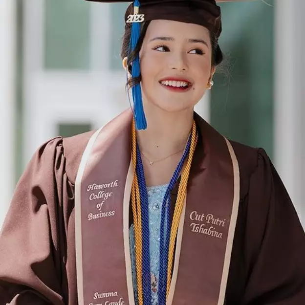 Beby Tsabina diwisuda 2 kampus sekaligus, intip 11 momen kelulusannya yang penuh haru