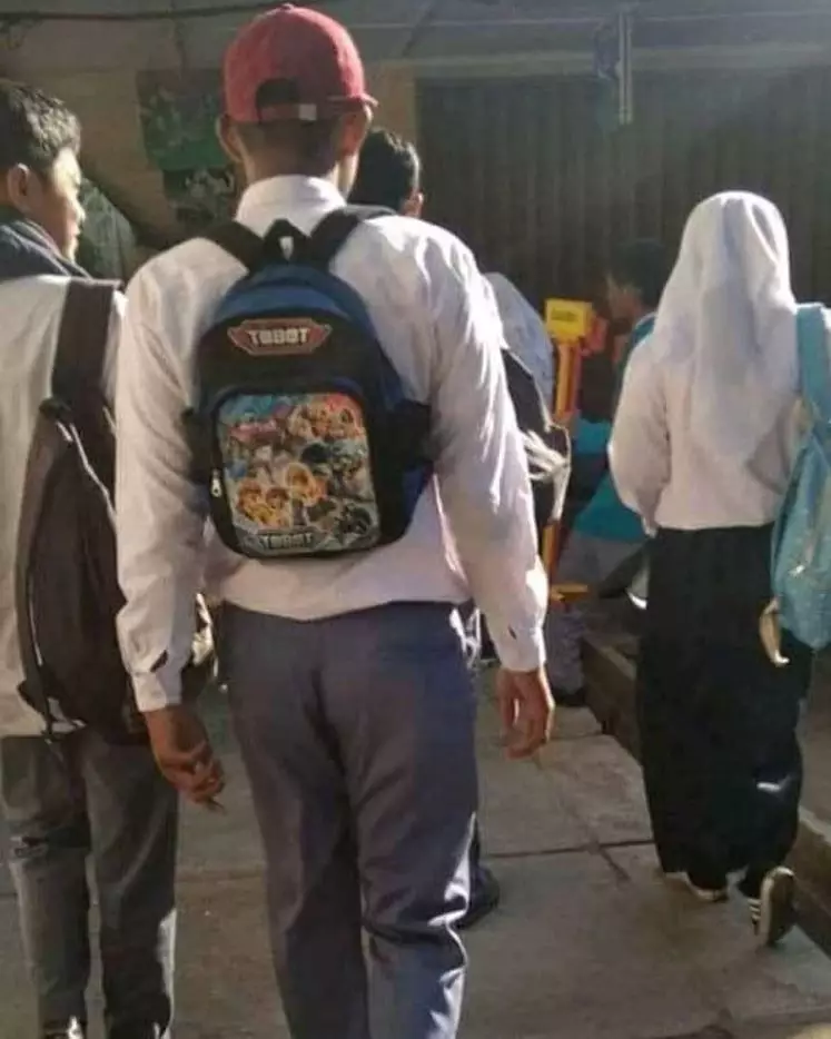 Potret kocak saat upacara bendera Berbagai sumber Potret kocak saat upacara bendera Berbagai sumber