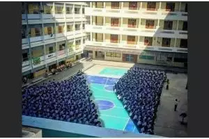 11 Potret kocak saat upacara bendera di sekolah ini penampakannya bikin senyum kecut