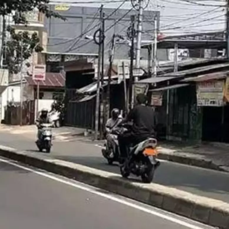 11 Potret kocak orang di pinggir jalan ini kelakuannya absurd abis, bikin geleng kepala