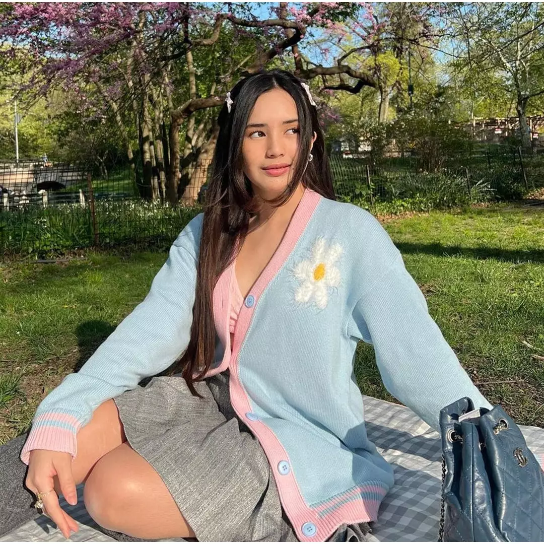 Sama-sama raih gelar cumlaude, ini 7 beda gaya Beby Tsabina dan Yoriko Angeline saat wisuda