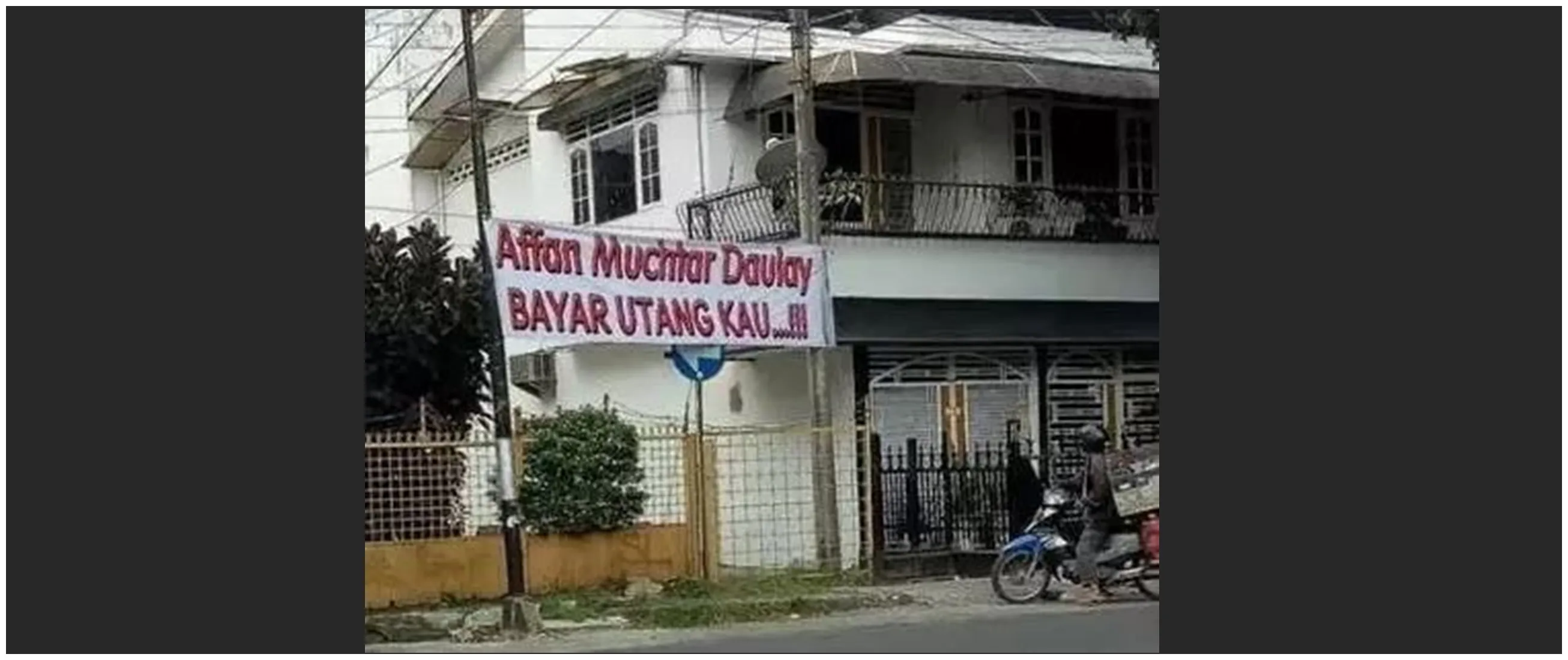 Nggak bisa nahan ketawa, 12 tulisan kocak di spanduk perumahan ini bikin warga setempat nyengir lebar
