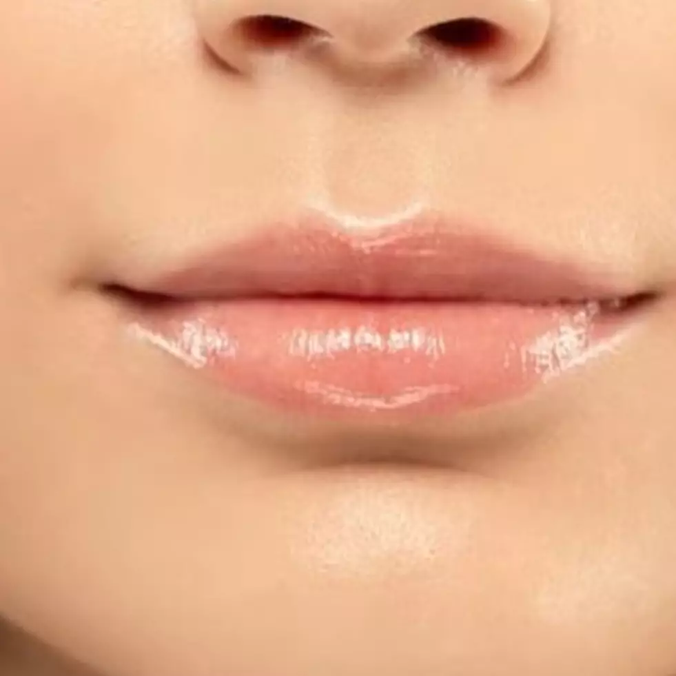Nggak perlu beli lip plumper, ini trik bikin bibir tampak kenyal dan lembap pakai 1 alat