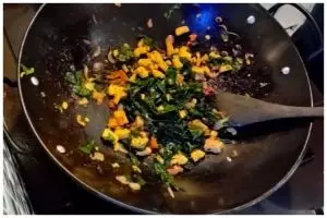 Cara jitu masak tumis daun mengkudu supaya antipahit dan tak menghitam