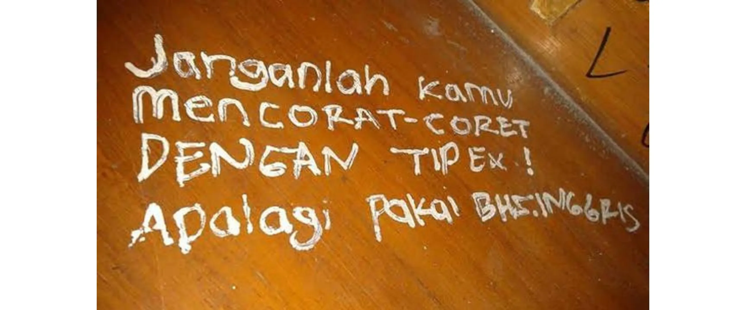 Penuh kenangan, 11 potret kocak coretan di meja kelas ini bukti banyaknya kreativitas yang terpendam