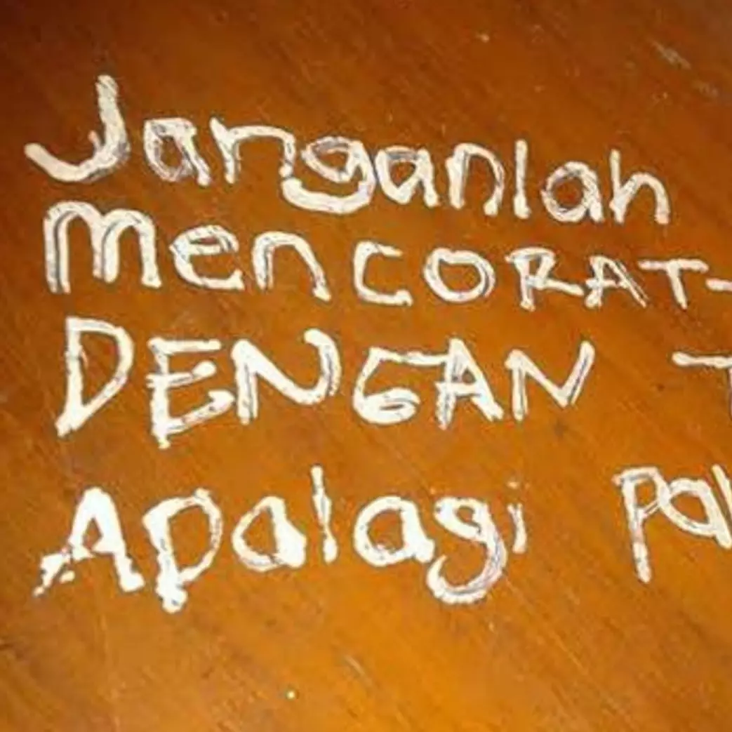 Penuh kenangan, 11 potret kocak coretan di meja kelas ini bukti banyaknya kreativitas yang terpendam