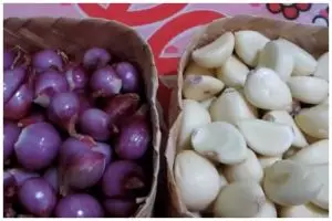 Trik menyimpan bawang merah dan putih di kulkas agar awet hingga sebulan, tetap segar dan tak bertunas