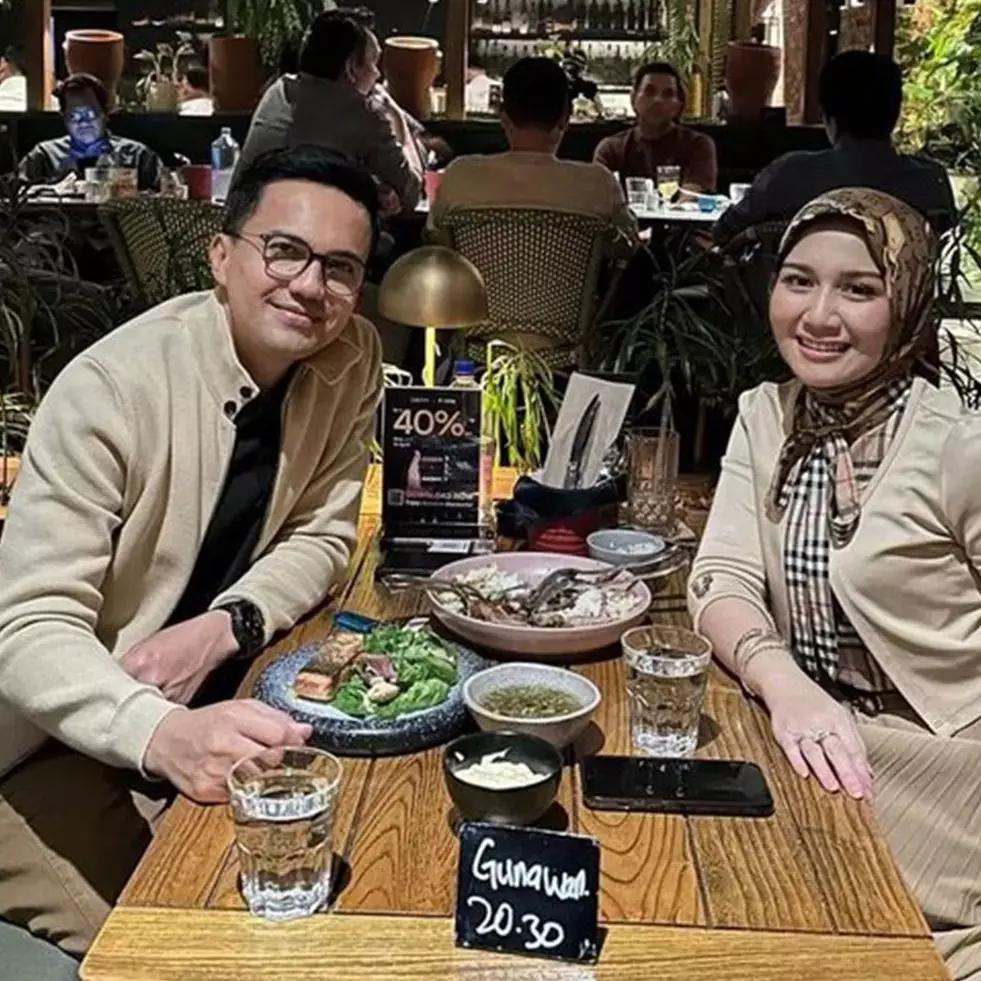 Serius jalani hubungan dan dikabarkan segera menikah, ini 10 potret Sahrul Gunawan bareng kekasih