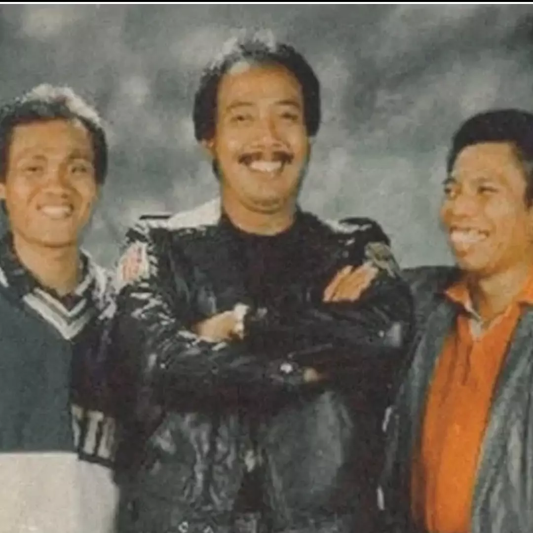 7 Adegan Dono pertama kali naik pesawat di film ‘Itu Bisa Diatur’, semua lawakannya juara