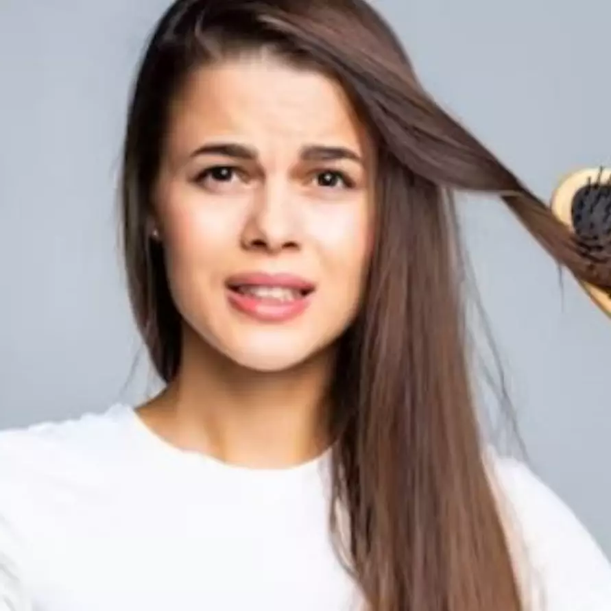 Nggak perlu beli produk mahal, cara atasi rambut kusam akibat diwarnai ini cuma pakai 2 bahan alami