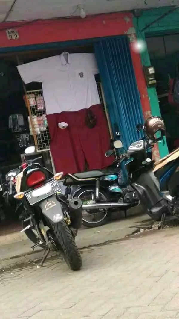 jualan baju di pasar © berbagai sumber