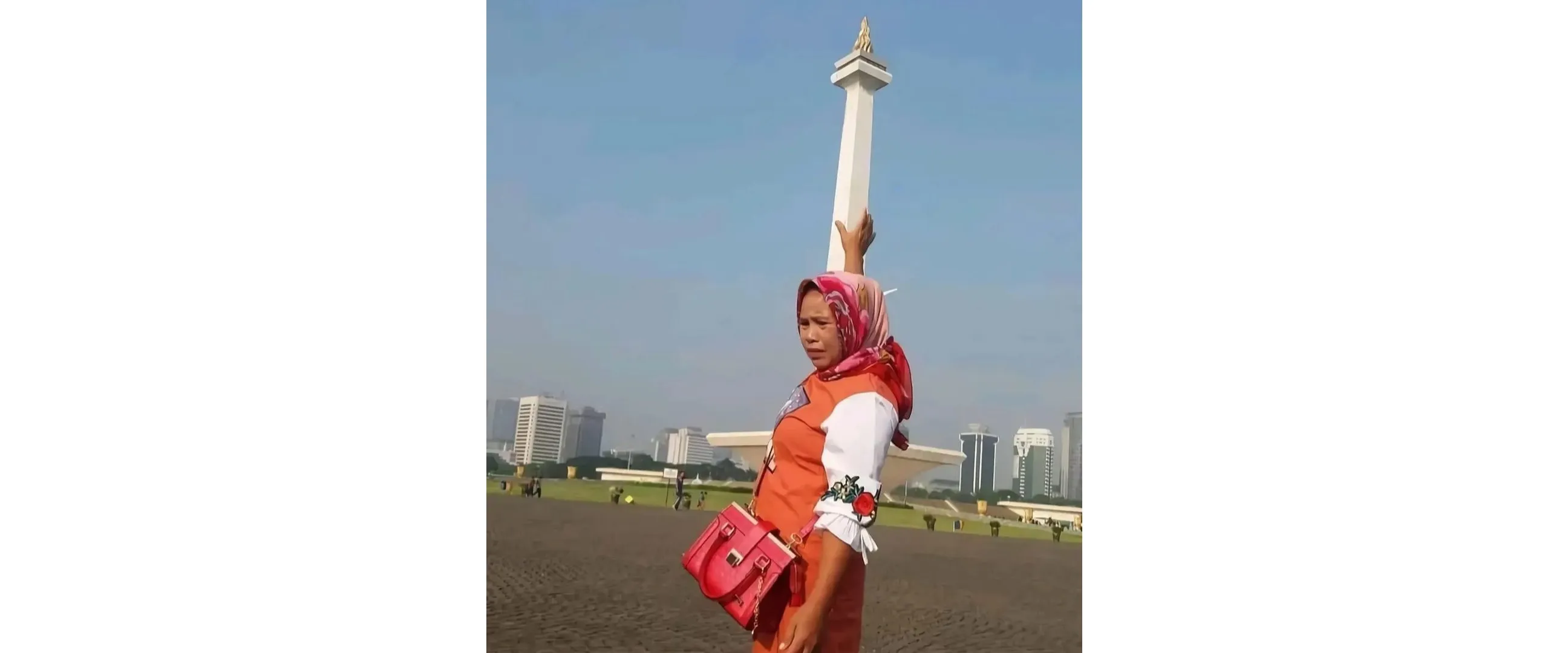 11 Potret kocak gaya emak-emak saat difoto ini narsis abis, nggak mau kalah sama yang muda