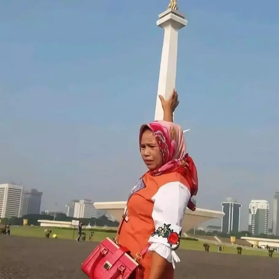 11 Potret kocak gaya emak-emak saat difoto ini narsis abis, nggak mau kalah sama yang muda