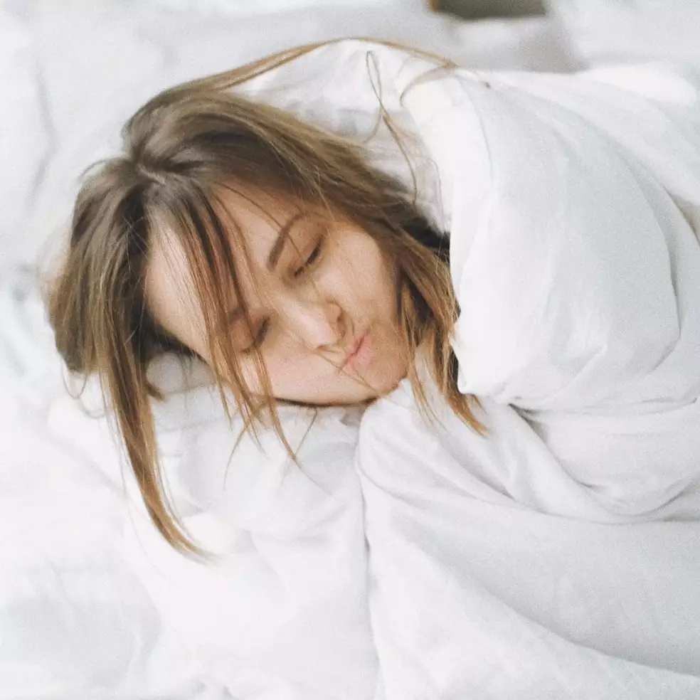 15 Arti mimpi naik pesawat bersama keluarga, isyarat mendapat kesempatan tak terduga