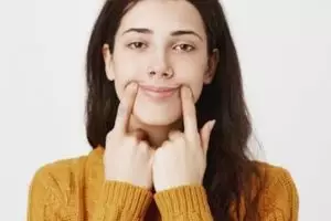 Trik hilangkan noda kuning pada gigi hanya pakai 1 bumbu dapur ini bikin kembali putih dan bersinar