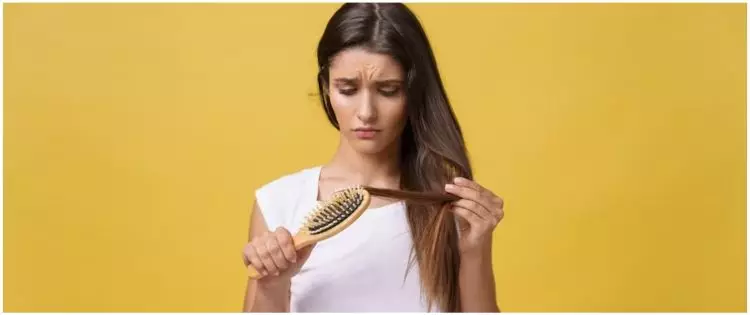 9 Cara merawat rambut rapuh agar tidak mudah patah, rutin gunakan hair tonic