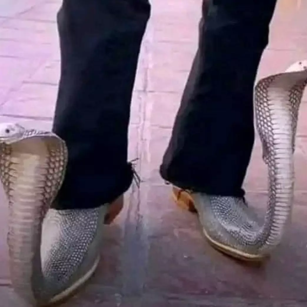 11 Potret kocak desain absurd sepatu cowok ini bukan keren malah nggak banget