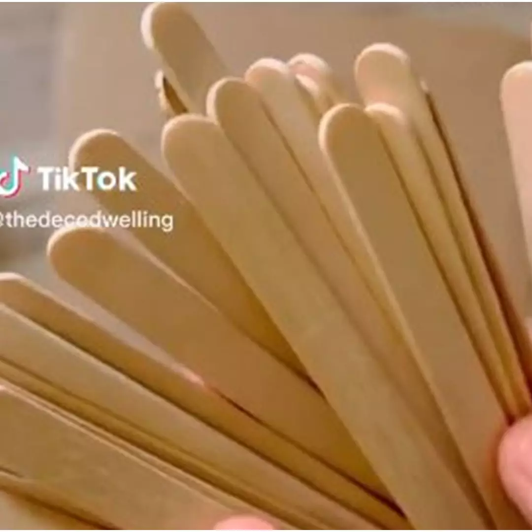 Cukup pakai stik es krim, cara bikin hiasan dinding estetik ini dijamin rumah kelihatan mewah