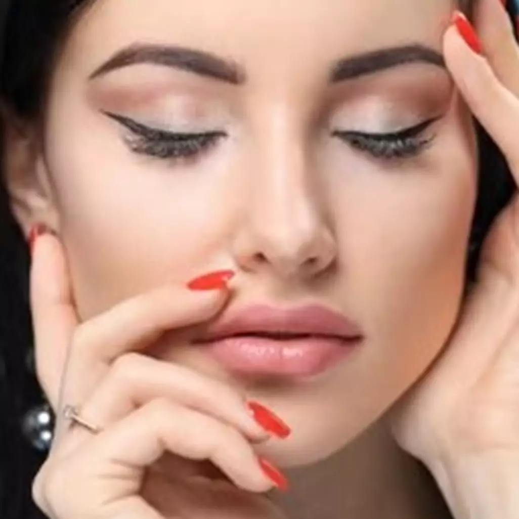 Nggak perlu ribet, trik bikin eyeliner dan eyeshadow sekaligus ini cuma butuh 1 alat sederhana