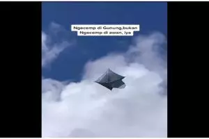 11 Potret kocak orang saat kemah ini banyak hal absurd terjadi, tenda sampai terbang bak layangan