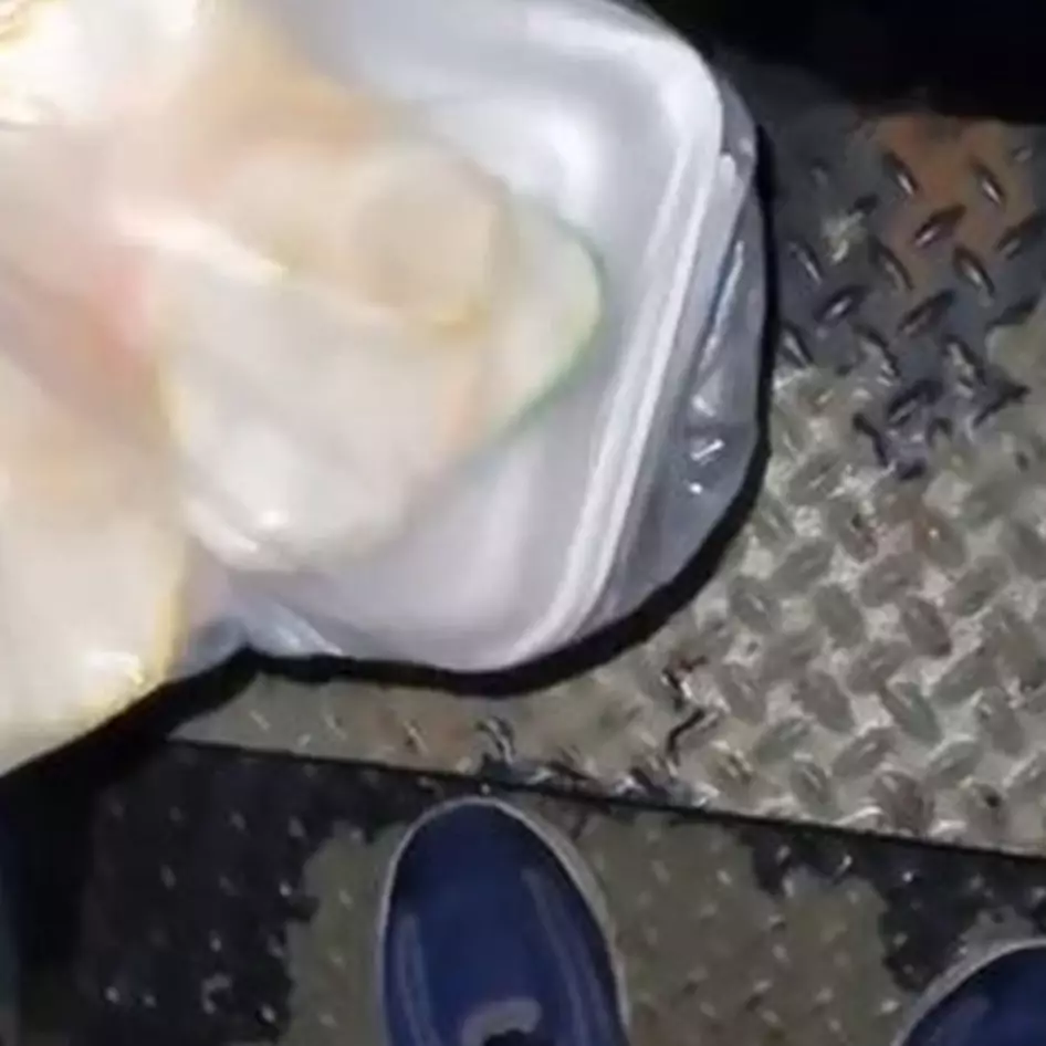 Momen driver ojek online antar orderan makanan lewat tangga buntu, ngeri abis bikin geleng kepala