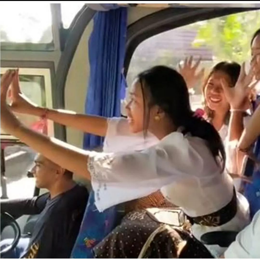 Momen kocak dua pelajar beda bus study tour tukeran nomor HP ini caranya nggak habis pikir