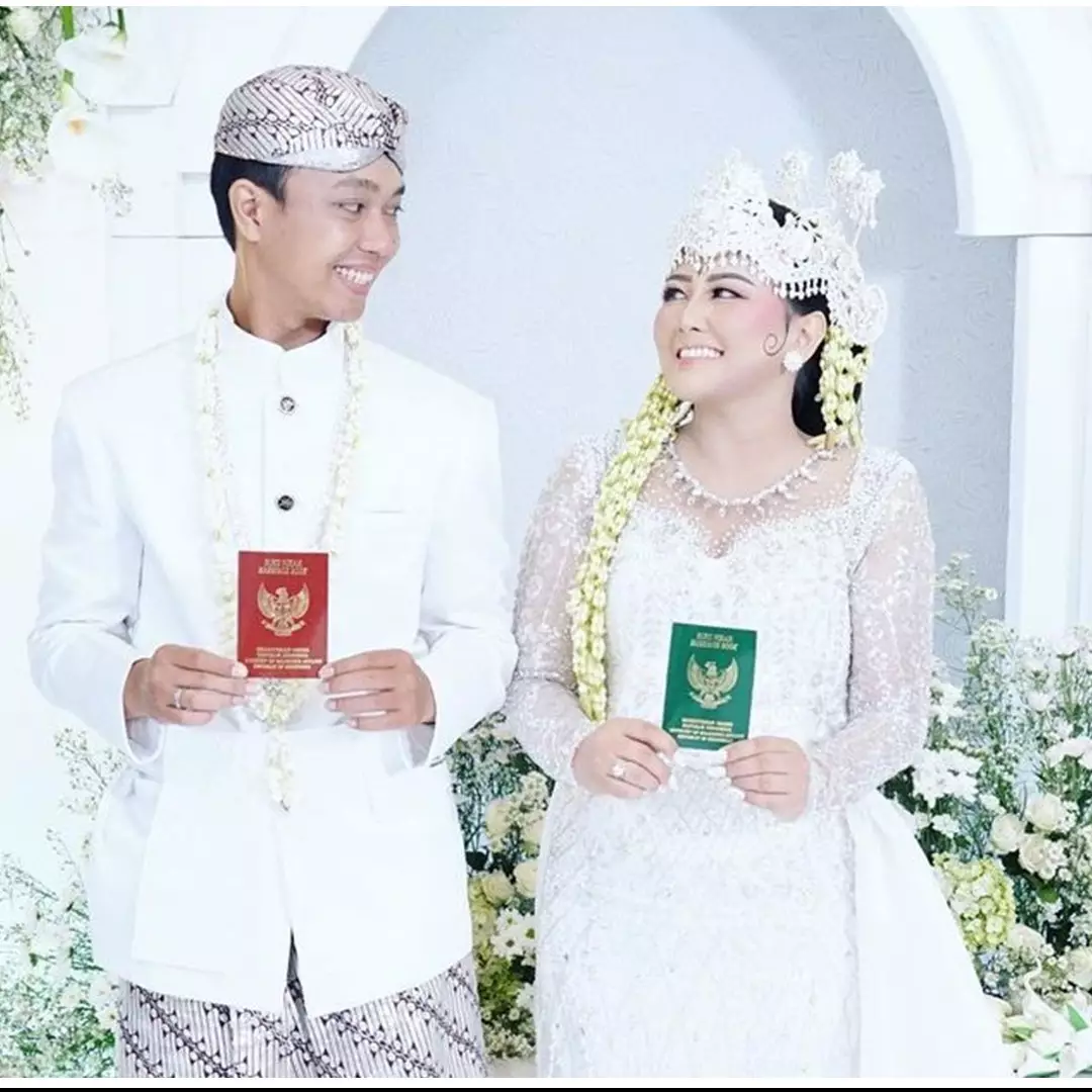 8 Momen pernikahan Mella Rossa adik Via Vallen, ketidakhadiran sang kakak jadi sorotan