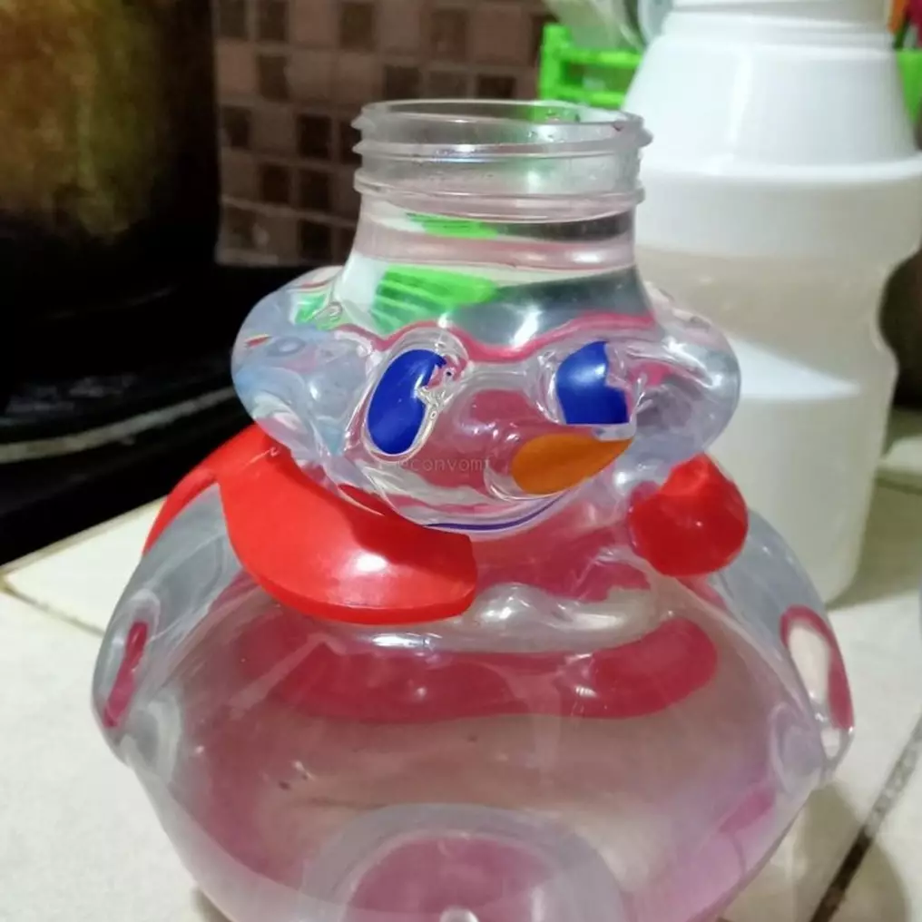 11 Potret kocak botol minum meleyot karena air panas ini bikin bentuknya absurd abis