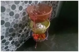 Cuma pakai 2 alat sederhana, begini cara mudah bikin rak bumbu dapur