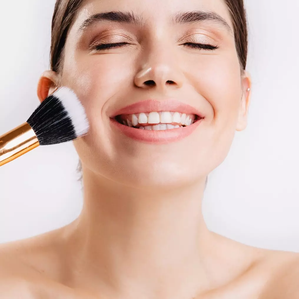 Trik bersihkan brush makeup kotor ini cuma butuh 3 bahan, auto bersih bak beli baru