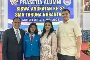 9 Momen Bella Saphira hadiri kelulusan anak sambungnya dari SMA Taruna, paras keduanya disebut mirip