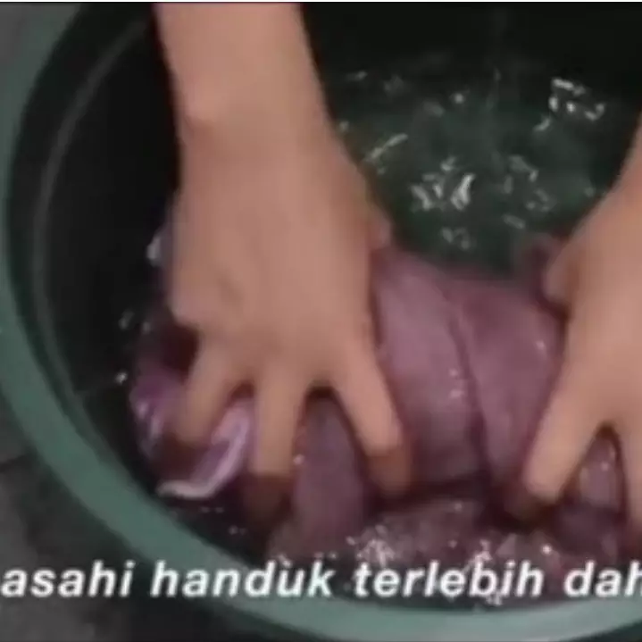 Cuma pakai 2 bahan dapur, ini cara ampuh bersihkan handuk mandi berjamur jadi auto bersih tanpa noda