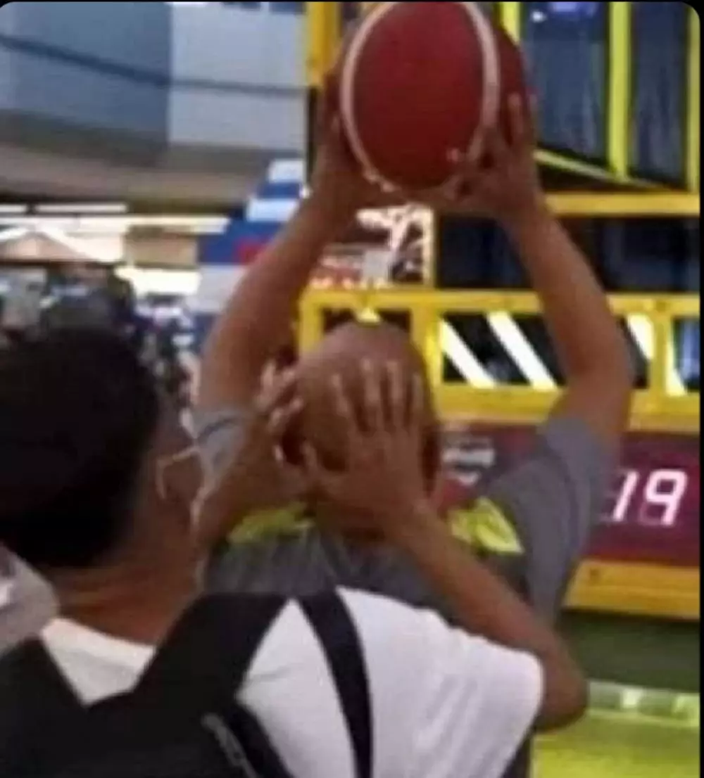 11 potret kocak saat bermain basket © berbagai sumber