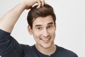 Nggak perlu beli produk mahal, ini trik atasi rambut kusam dan kusut pada pria pakai 2 bahan dapur