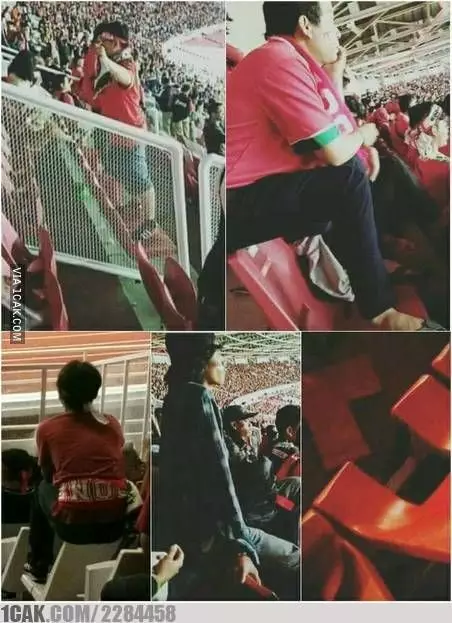 tingkah penonton saat di stadion © berbagai sumber