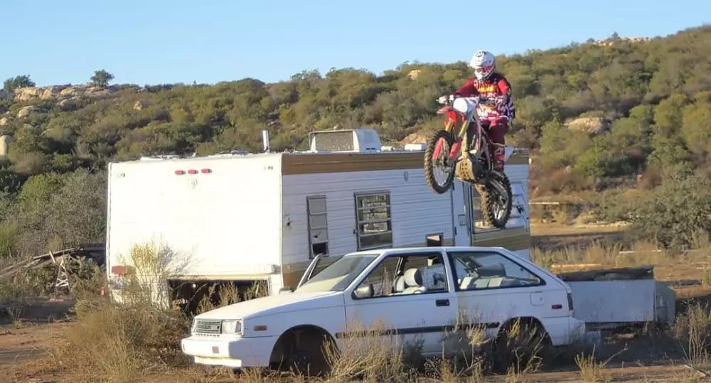 Adegan di balik layar saat motor lompati mobil © berbagai sumber Adegan di balik layar saat motor lompati mobil © berbagai sumber