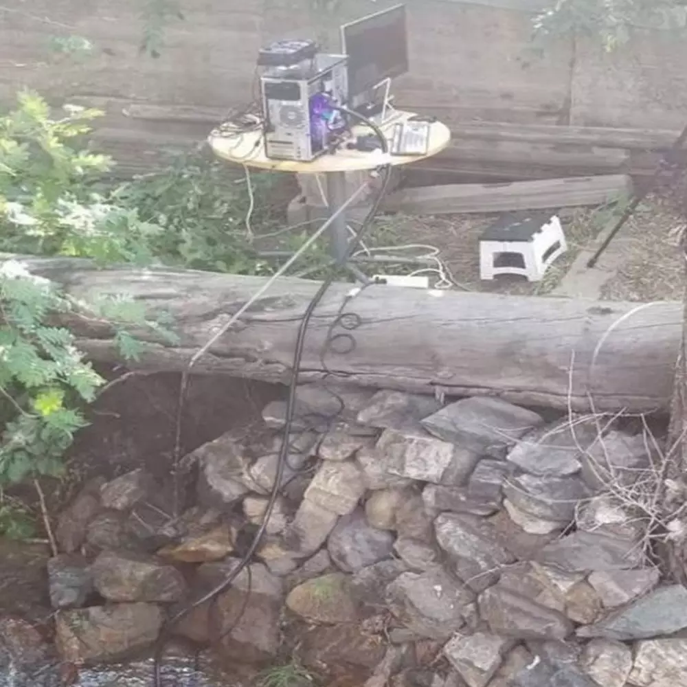 Nyeleneh abis dan bikin geregetan, 11 potret kocak meja kerja ini desainnya tampak asal-asalan