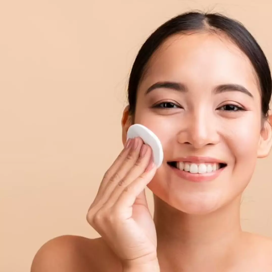 Sering dianjurkan beauty expert, ini 9 manfaat double cleansing yang jarang diketahui